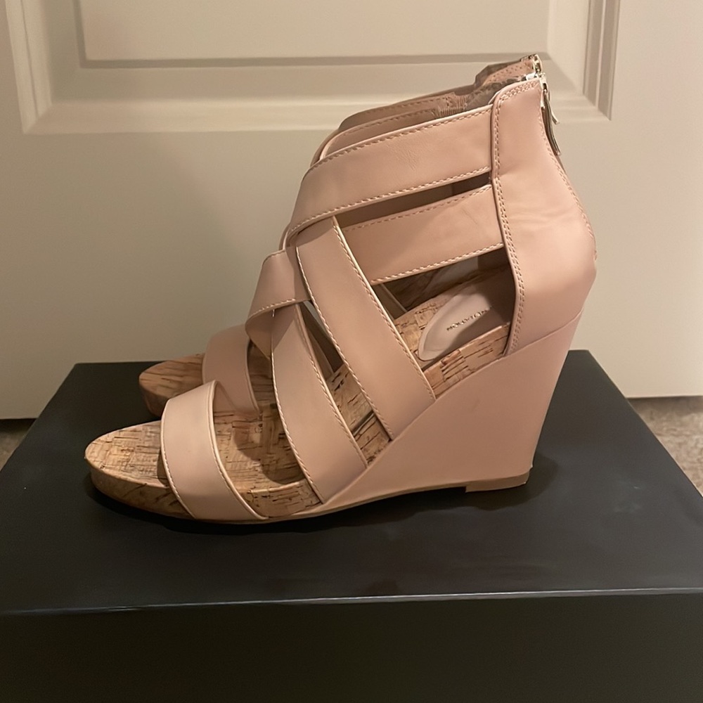 BCBG: wedge - Picture 2 of 7